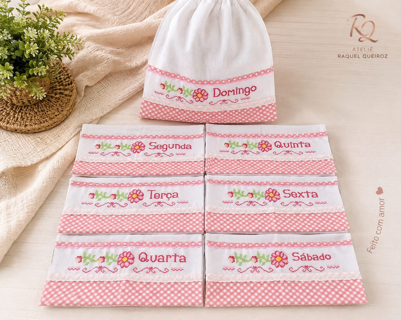 Kit de saquinhos e panos bordados com flores em xadrez rosa, um para cada dia da semana